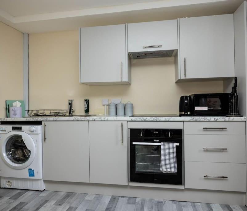 1 Bedroom-Sofabed-Worktable-4-Wifi-Parking ลอนดอน ภายนอก รูปภาพ